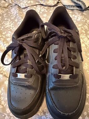 Kids Black Sneakers - Classic Lace-Up Comfort